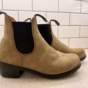 Blundstone Chelsea Boots - Tan Suede Leather Size 8.